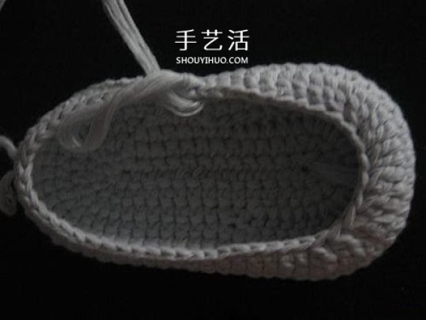 Illustration of how to knit baby warm woolen shoes by hand-knitting baby shoes