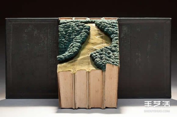 Super realistic book sculptures: It turns out that geography textbooks can also look like this! 