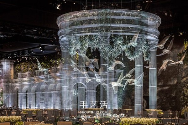 Gorgeous like a mirage? Silver metal lines build the royal garden