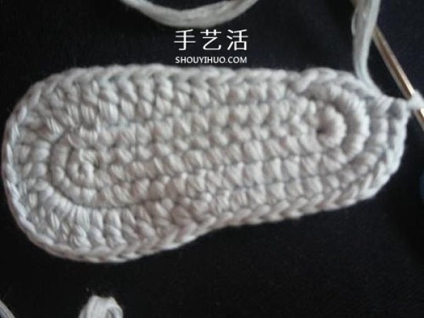 Illustration of how to knit baby warm woolen shoes by hand-knitting baby shoes