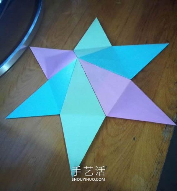 Illustrated tutorial on the folding method of a simple hand-made origami three-dimensional six-pointed star