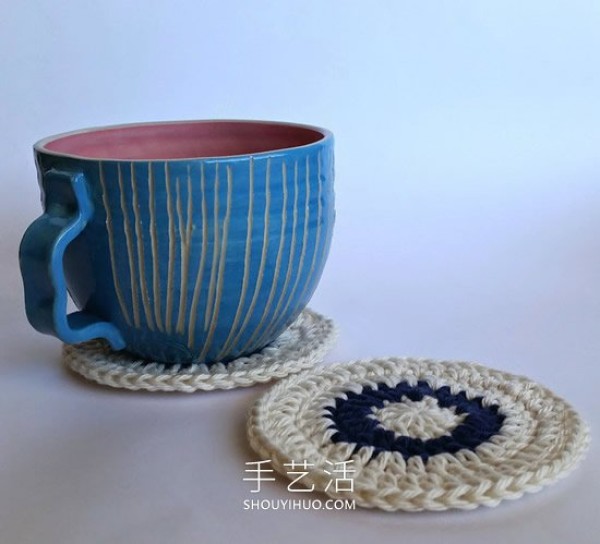 Illustrated tutorial on how to knit a crocheted winter round coaster