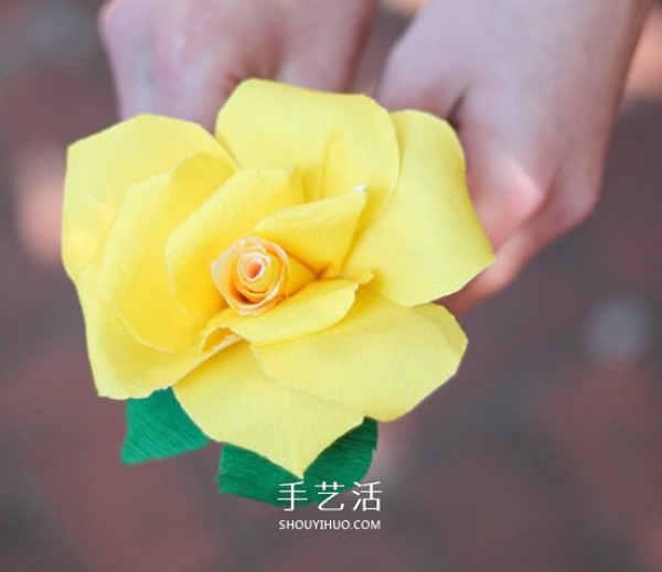 How to make three-dimensional roses with crepe paper, learn in simple steps! 