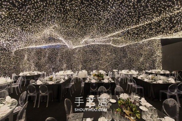 A restaurant surrounded by 250,000 LED lights provides an extraordinary dining experience