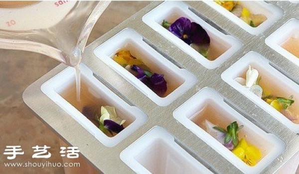 DIY tutorial on how to make beautiful and delicious flower popsicles