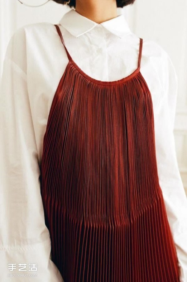 The trend of multi-character spaghetti strap dresses with spaghetti straps