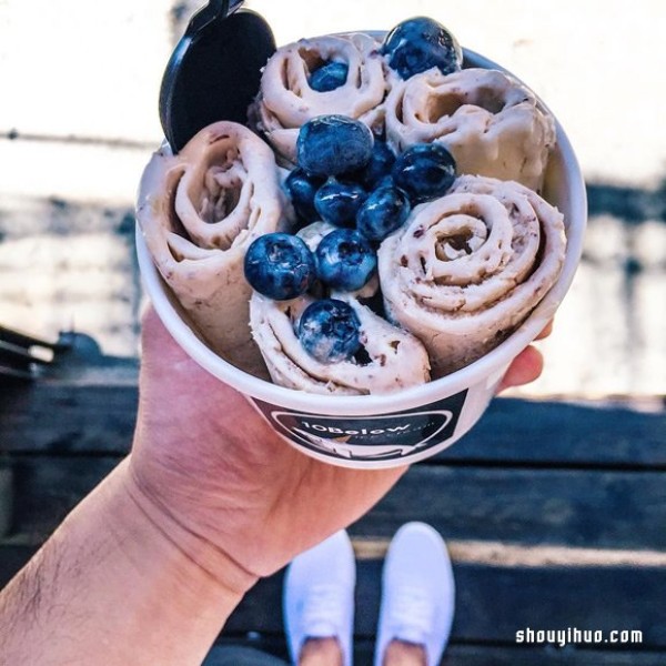 You can only get the rolled ice cream in New Yorks Chinatown after a long queue