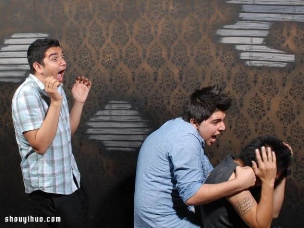 Super hilarious ~ 22 pictures of grown men being scared in a haunted house!