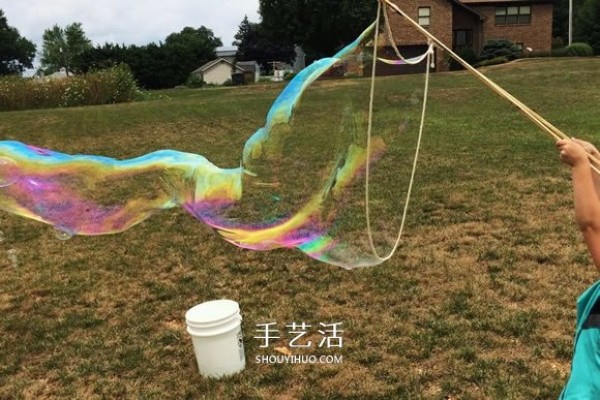 Tutorial on how to make a simple homemade large bubble machine