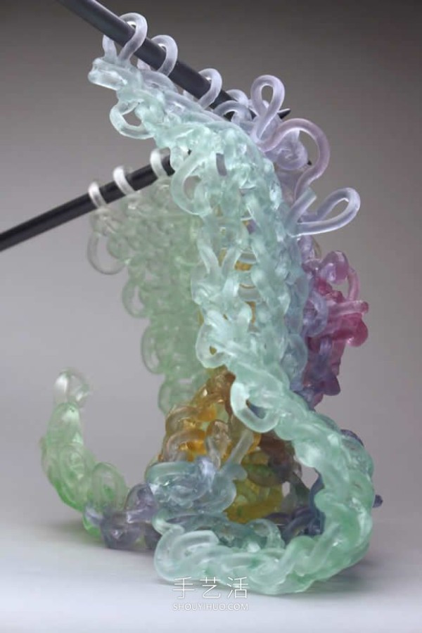 The amazing plasticity of fragile materials! "Weaving" glass sculpture