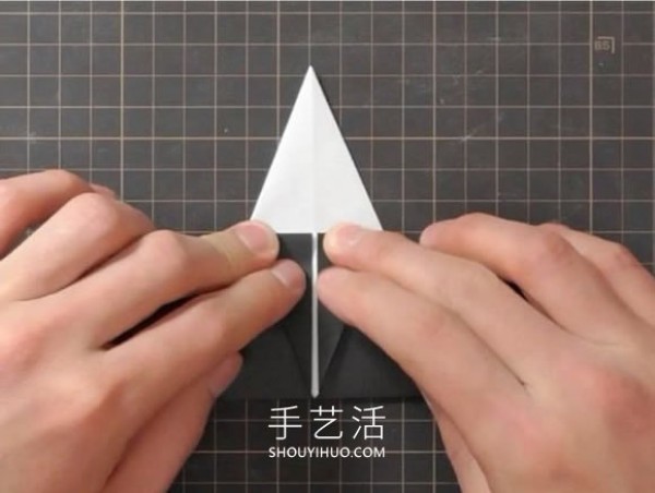 Video tutorial on folding origami crow with moving mouth