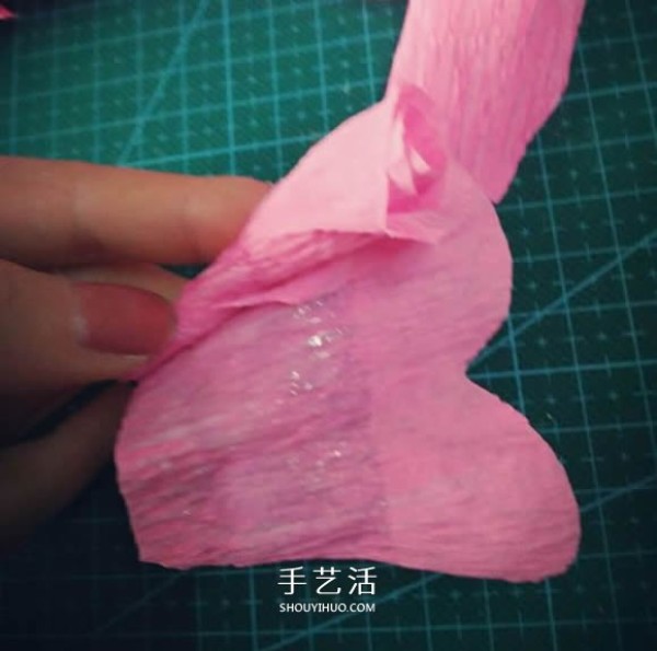 Illustration of how to make beautiful paper flowers from crepe paper