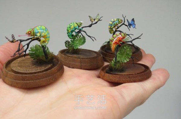 Super realistic miniature animal statues that fit on your fingertips! 