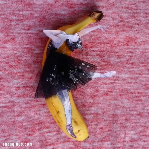 Stunning Banana Paintings by Elisa Roche