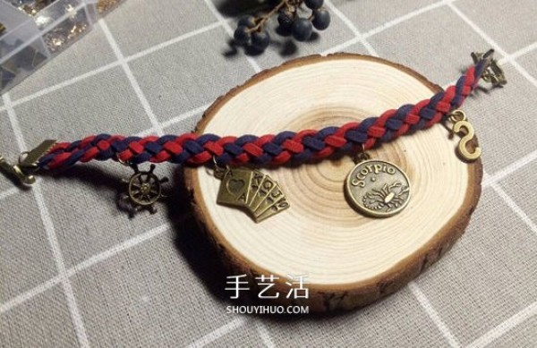 Illustration of a four-strand leather cord braided bracelet with a retro-style two-color bracelet