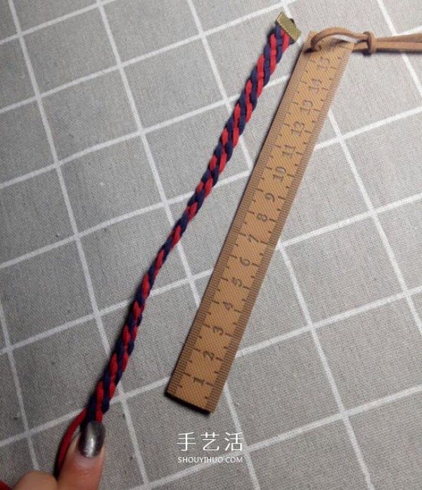 Illustration of a four-strand leather cord braided bracelet with a retro-style two-color bracelet