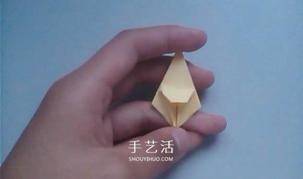 Illustrated process of origami using three-dimensional lilies for weddings