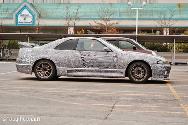 Super eye-catching strange pen painting of a car. How cool is it! 