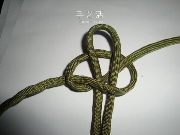 Knit a paracord bracelet of the same style as Survival in the Wilderness and give it to your boyfriend~