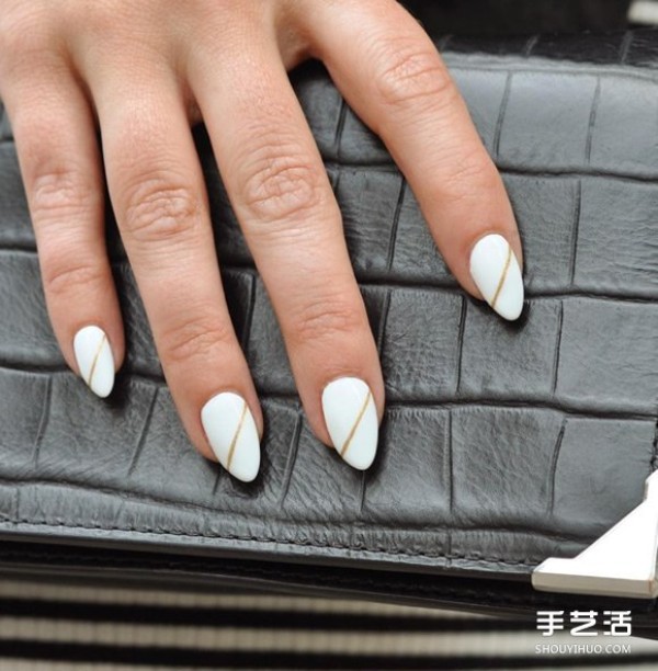 Let your nails also change into autumn clothes. The matte nail polish is fashionable no matter how you apply it.