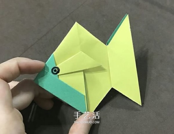 Illustration of how to fold a simple origami goldfish for children