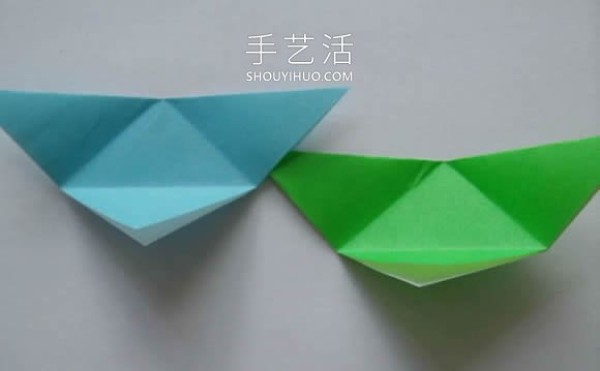 Illustrated tutorial on how to fold an origami triangular storage box using three pieces of paper