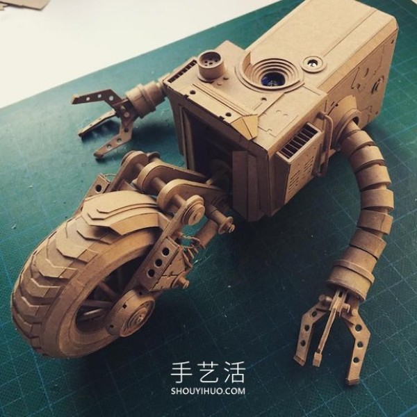 Incredible handmade cardboard robot, lifelike! 