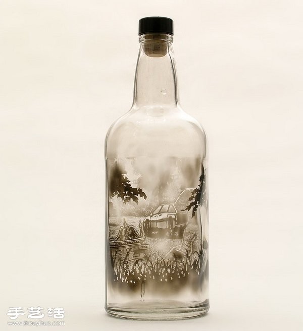 Realistic smoke paintings are drawn on the inner wall of the glass bottle