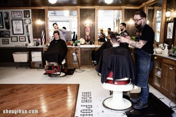 American barber shop decoration design and layout with a strong retro style