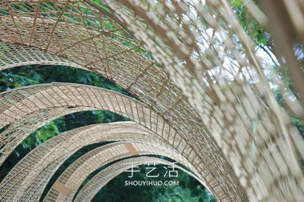 Giant bamboo weaving installation! The totem corridor and secret house pavilion on the ground