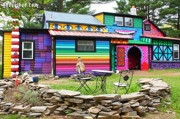 Katewise decorates a crazy colorful house like a dream in wonderland