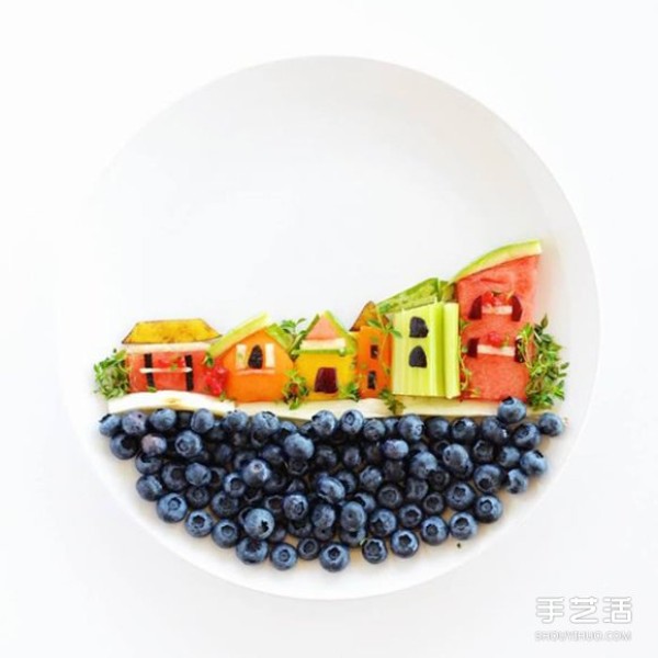 Artistic creative DIY on the plate allows the ingredients to be arranged in beautiful patterns