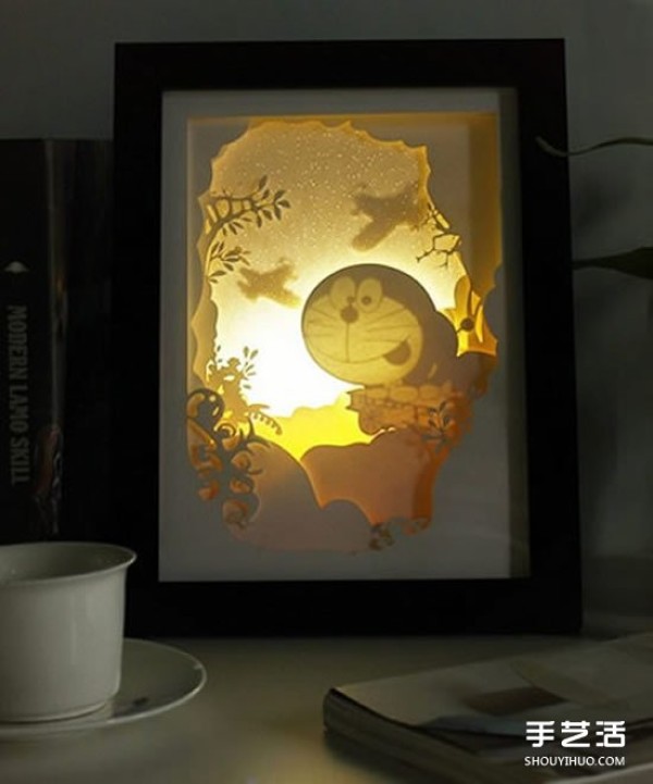 The picture of the exquisite paper carving night light seems to hide the magical fairy tale kingdom