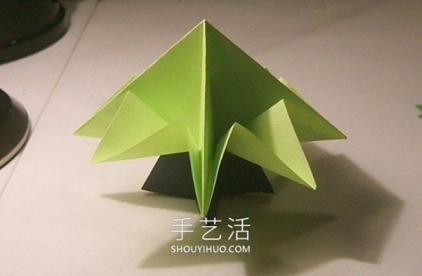 Detailed step-by-step diagram of how to fold a simple origami three-dimensional Christmas tree