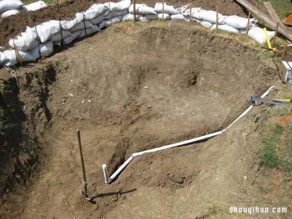 Foreign netizens dug a hole in their own backyard to DIY a private swimming pool! 