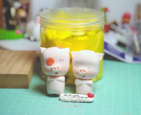 Illustration of how to make pig McDull by hand using ultra-light clay