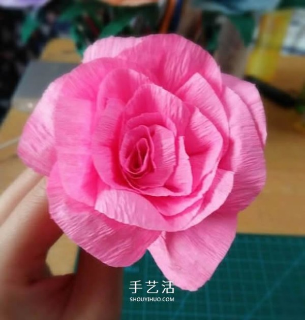 Illustration of how to make beautiful paper flowers from crepe paper