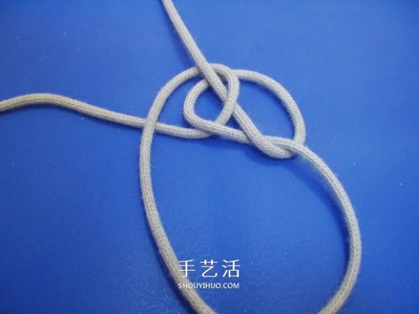 Illustration of how to tie a two-strand sailors knot