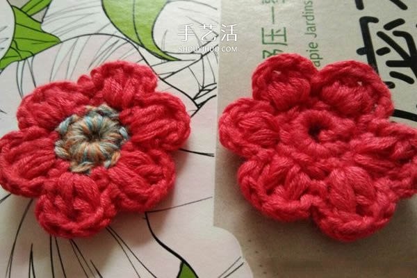 Crocheting illustrations of small woolen flowers and knitting tutorials of six-petaled flowers