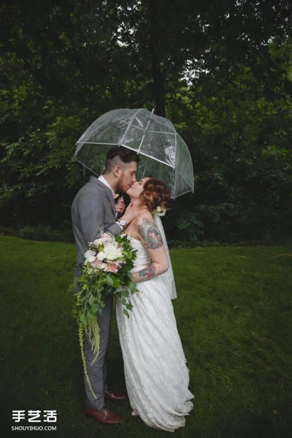 On rainy days, you can also perform romantic, aesthetic and romantic wedding photography in the rain