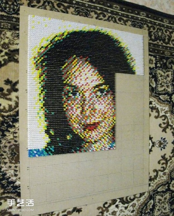 Tutorial on how to make a thumbtack painting: He nailed a portrait of his girlfriend in one month