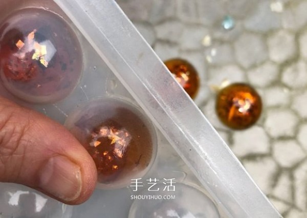 How to make a homemade imitation amber resin keychain