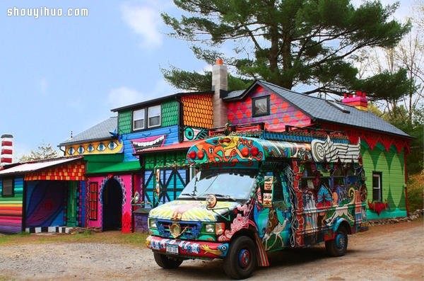 Katewise decorates a crazy colorful house like a dream in wonderland