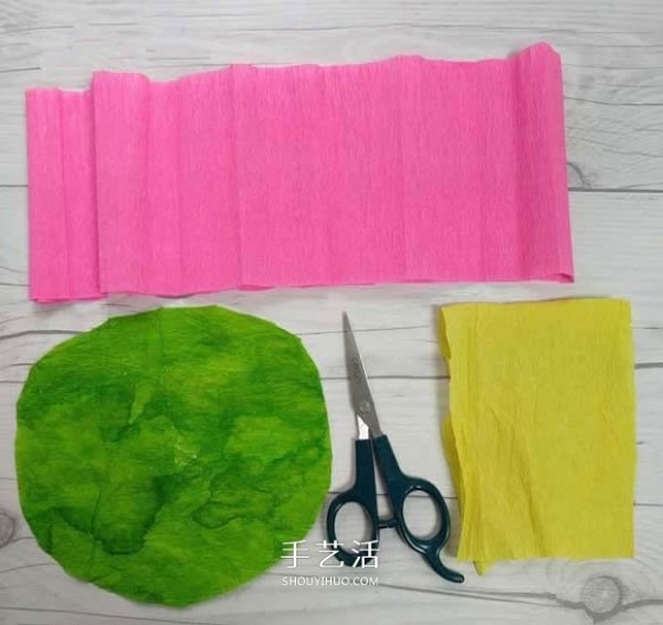 Childrens handmade crepe paper lotus flowers are simple and beautiful