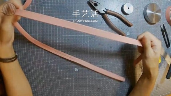 Detailed step-by-step diagram of how to make a homemade mini leather bucket bag