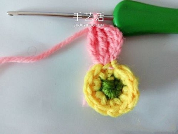 Illustration of crocheting a six-petaled flower with super cute little woolen flowers