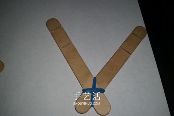 Illustration of how to make homemade ice cream stick slingshot