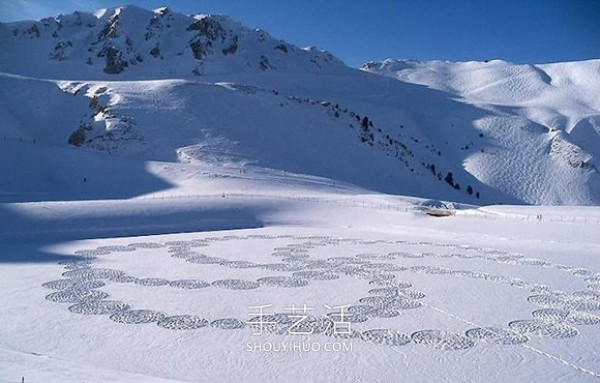 Snowflakes are falling on the ground? French artist creates winter "snow painting"