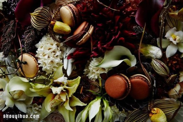 The perfect fusion of Japanese floral arrangements and French dessert macarons