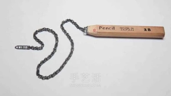 Amazing patience! Beautifully hand-carved chain with pencil lead